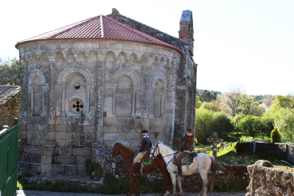 A notable igrexa románica de Mosteiro. (Foto Daniel G. Alén)